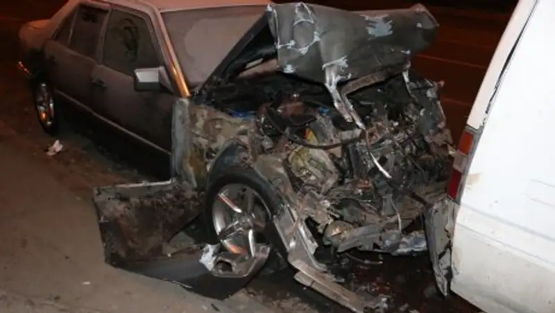 Двое нетрезвых угнали и разбили авто в Алматы