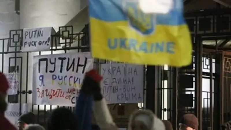 Активисты Майдана взяли под охрану посольство России в Киеве