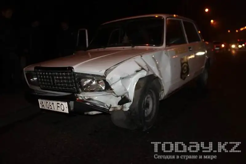 В Алматы водитель «Жигулей» насмерть сбил ремонтировавшего колесо водителя (фото) В Алматы водитель «Жигулей» насмерть сбил ремонтировавшего колесо водителя (фото), фото - Новости Zakon.kz от 29.10.2012 16:02