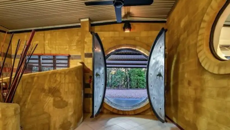 Привет, Бильбо. Австралиец по просьбе жены сделал дома дверь из жилища хоббитов