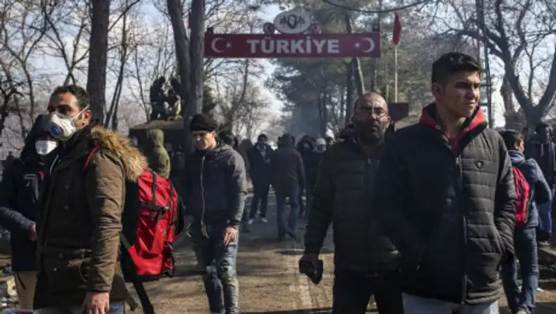 Греческий премьер призвал Эрдогана отвести мигрантов от границы Греции