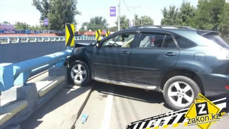 В Алматы водитель Lexus потерял сознание и попал в ДТП
