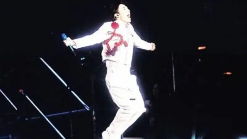 Димаш Кудайберген прервал мировое турне и вернулся домой