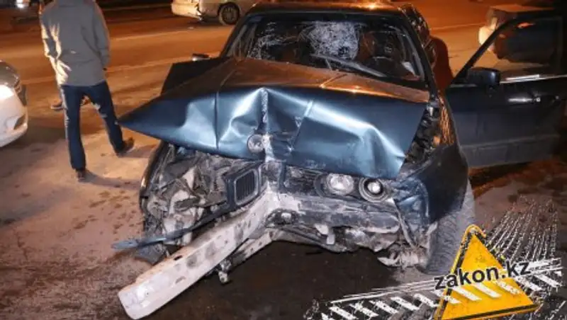 В Алматы BMW протаранил донерную