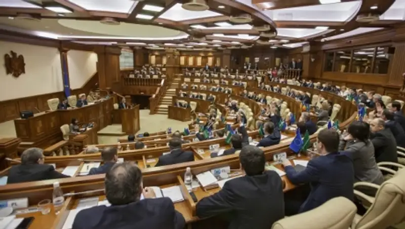 Правительство Молдавии представило парламенту прошение об отставке