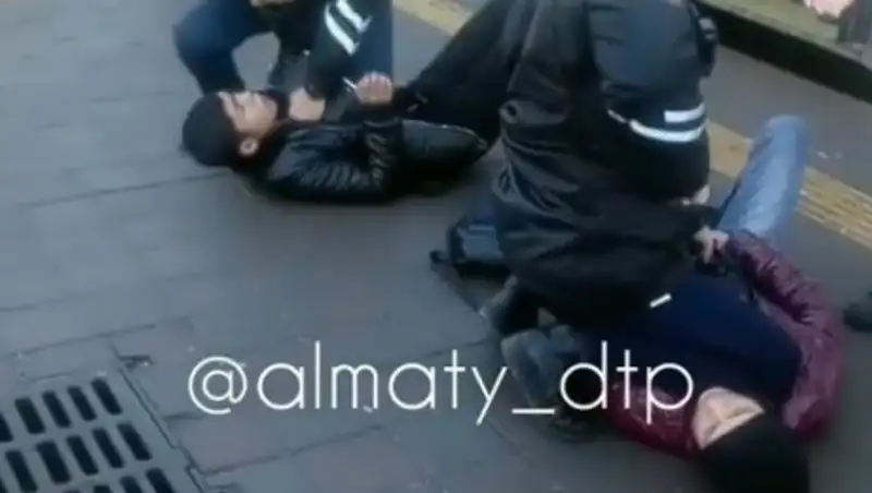 В Алматы карманников поймали с поличным в автобусе