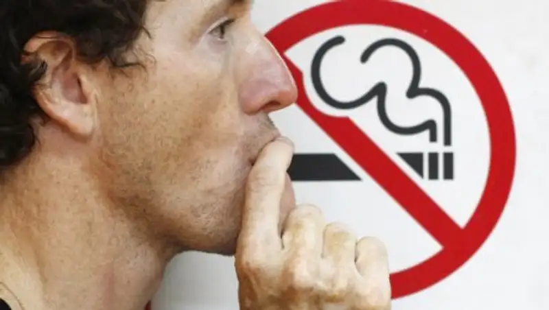 Елордалық тәртіп сақшылары кіреберісте темекі тартқаны үшін айыппұл салады