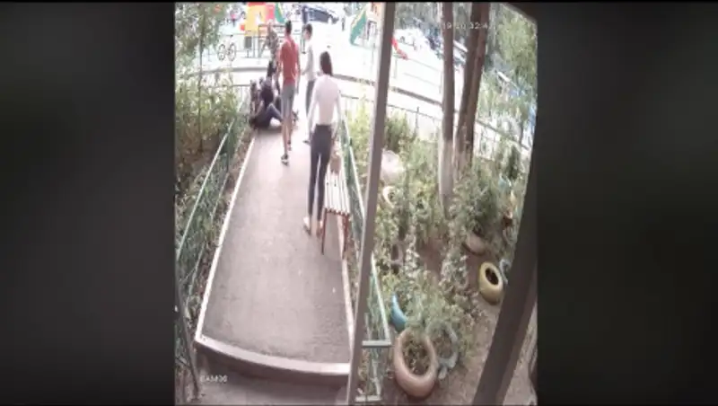 Мужчина напал на подростка в столичном дворе