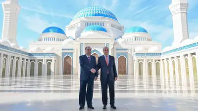 Токаев и Рахмон посетили главную мечеть Астаны