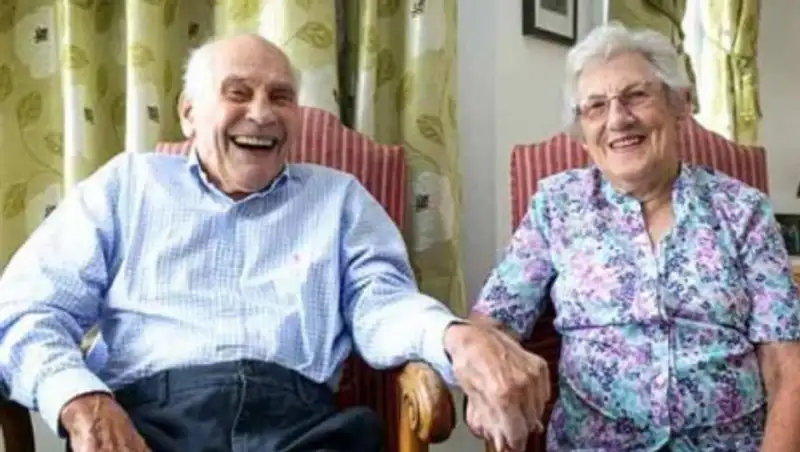 103-летний британец женился на своей 91-летней подруге