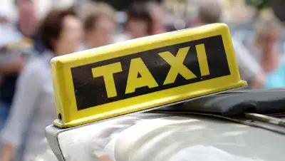 Пассажир разбил лобовое стекло такси в Павлодаре , фото - Новости Zakon.kz от 15.06.2022 09:29