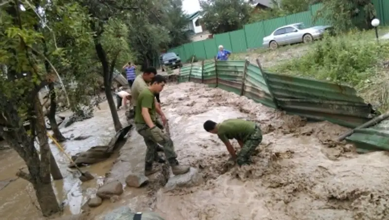 КЧС: 12000 куб.м грязеселевой массы вывезено из пострадавшего района Алматы