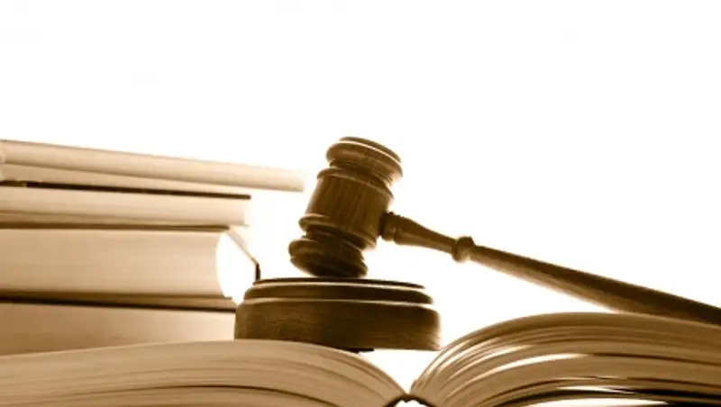 Экс-полицейский обвиняется в покровительстве ОПГ