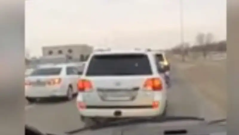 Свадебный кортеж в Актобе не пропустил машину скорой помощи