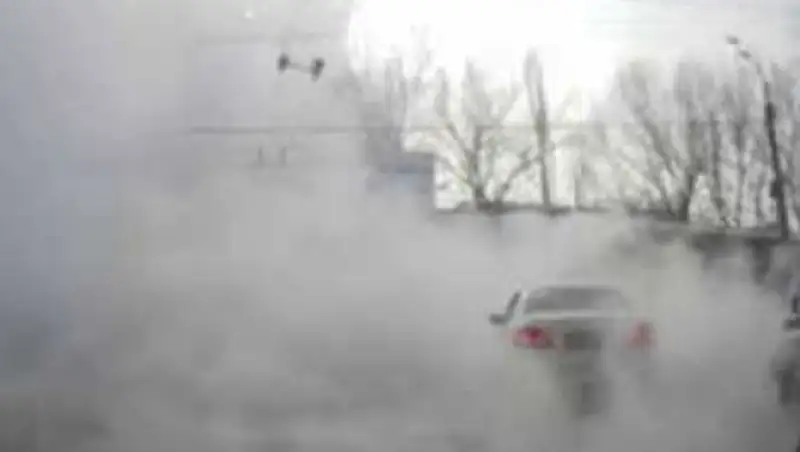 В Алматы из-за порыва теплотрассы затруднено движение по улице Жангельдина