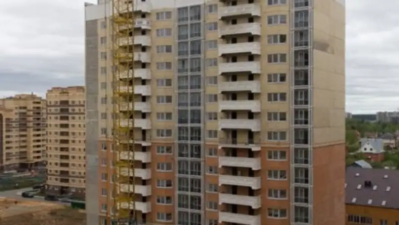 Потерявшегося 3-летнего ребенка нашли на козырьке балкона 15 этажа строящегося здания