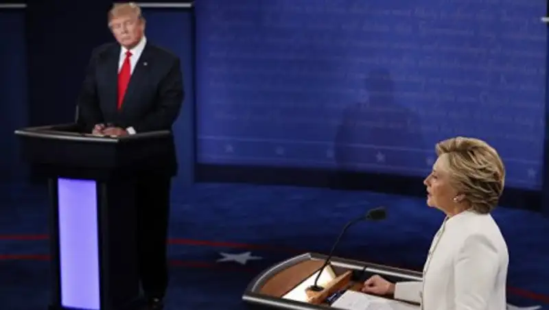 Аналитики: вероятность победы Клинтон снижается, но остается высокой