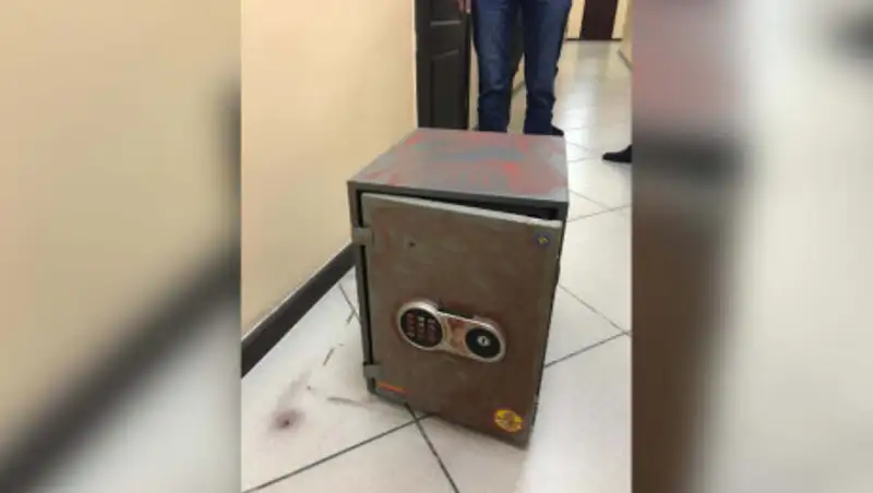 Сейф с 16 млн тенге вынесли за 10 минут из офиса в Алматы