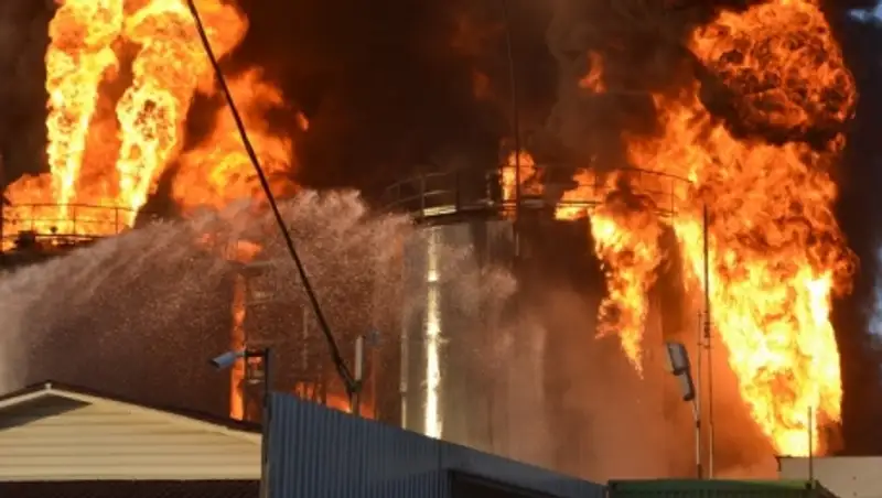 На тушение нефтебазы в Киевской области уйдут еще сутки
