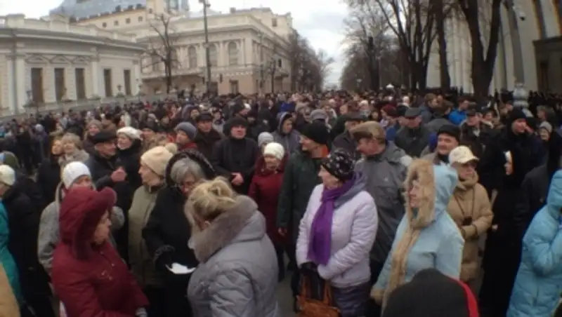 Митингующие перекрыли улицу возле Рады