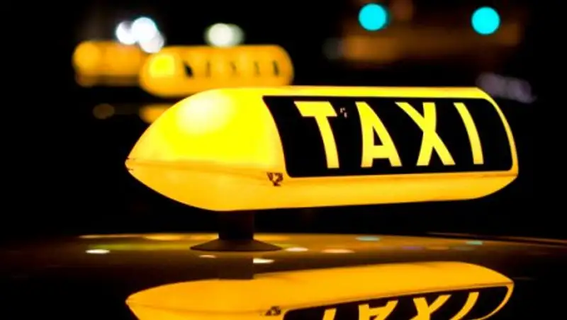 В Астане уволили таксиста, который довез иностранца за 40 тысяч тенге