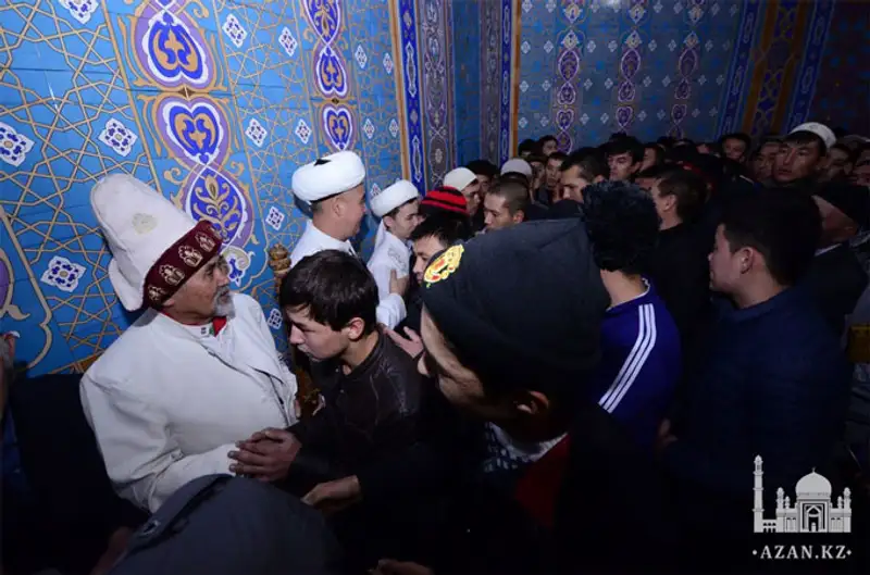 Курбан айт в Центральной мечети г. Алматы отпраздновало более 20 тысяч человек, фото - Новости Zakon.kz от 16.10.2013 22:40