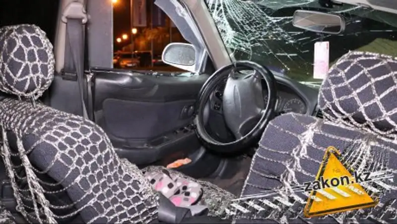 В Алматы джип отправил легковушку в билборд