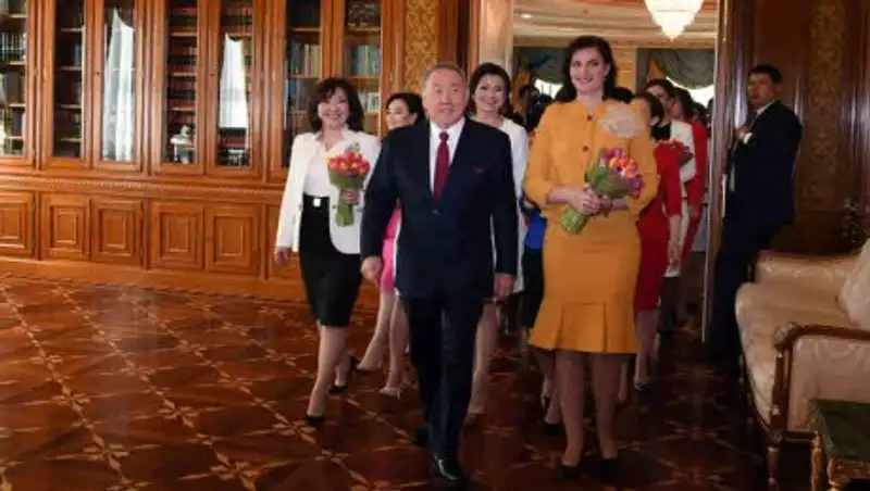 Назарбаев провел для женщин экскурсию по Акорде