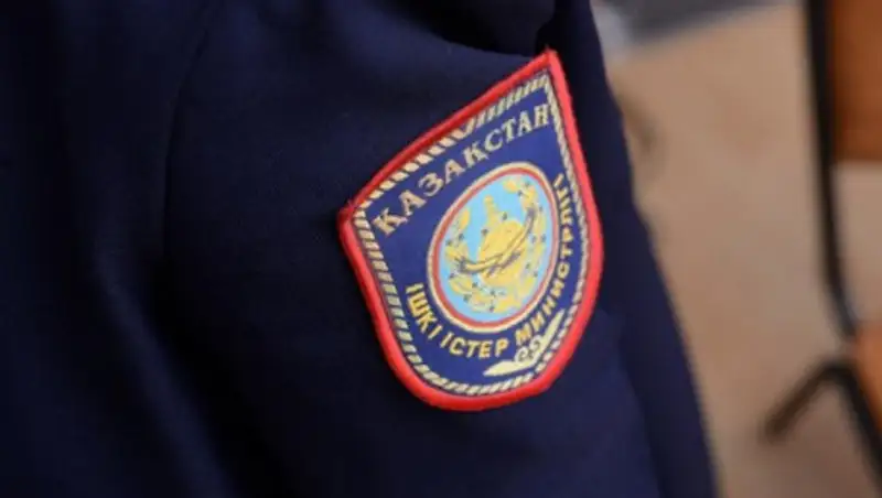 В Шымкенте участник ДТП оскорбил полицейского и сорвал с него погон