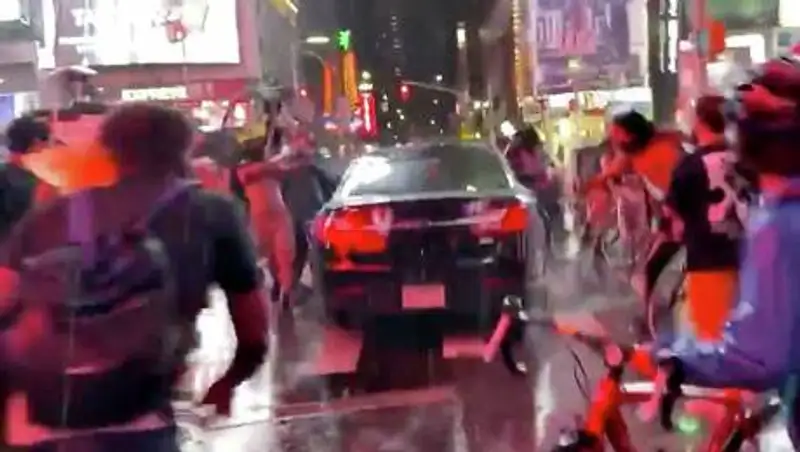 Автомобиль въехал в толпу активистов Black Lives Matter в США