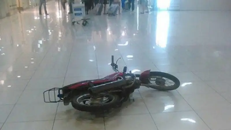 Нетрезвый байкер пробил стекло и въехал в здание аэропорта в Екатеринбурге