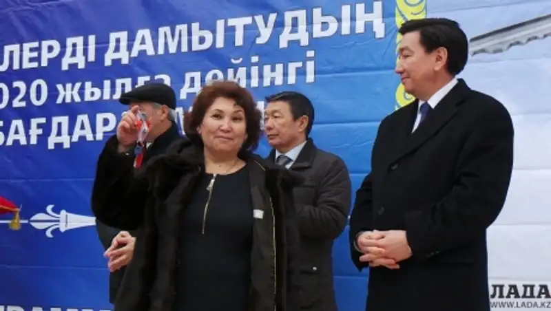 В Актау жители пяти аварийных домов получили ключи от квартир в новостройке