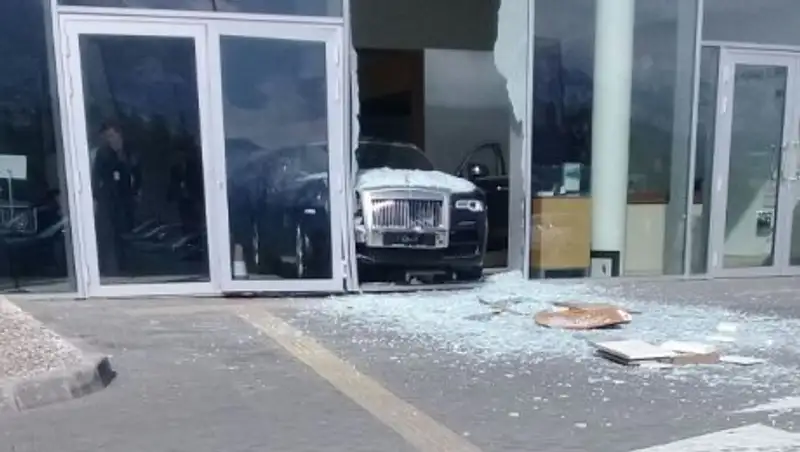 Мужчина врезался в витрину автосалона на Rolls-Royce
