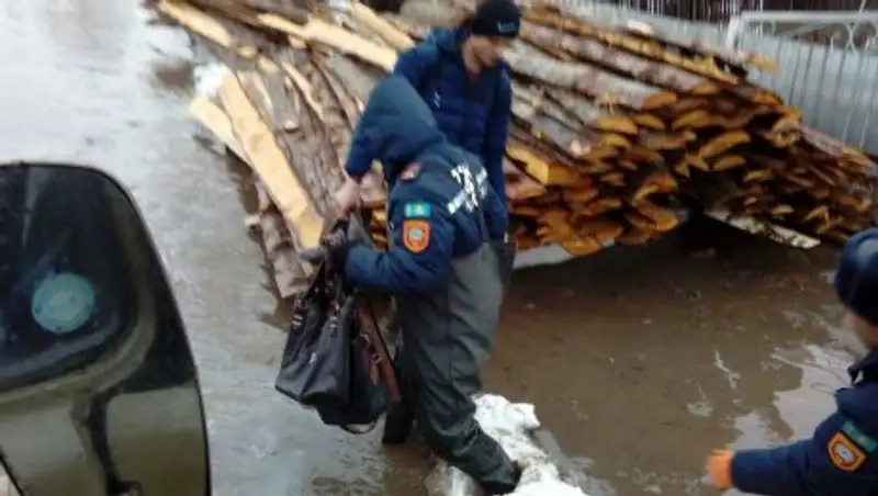 Более 200 жителей села Самарское эвакуируют в безопасное место