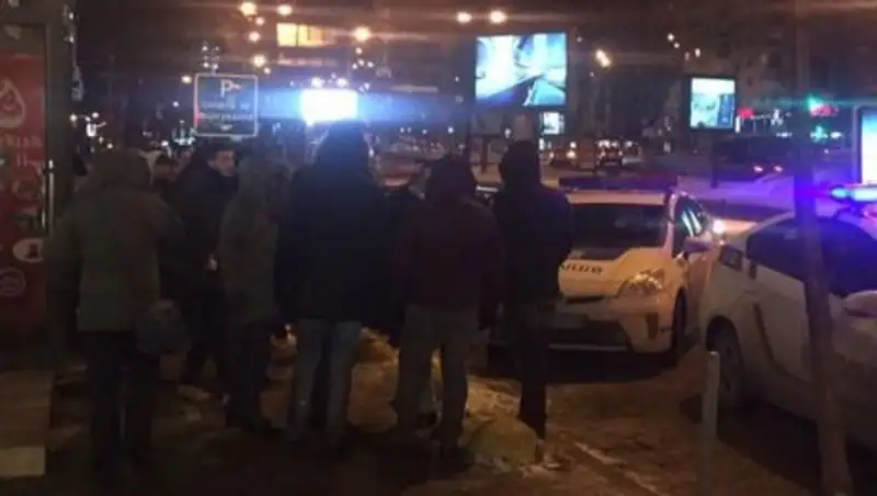 Турецкие и украинские футбольные фанаты устроили массовую драку в центре Киева