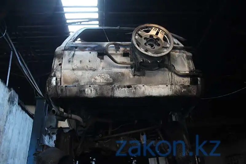 В Алматы в СТО сгорел внедорожник, оставленный на ремонт (фото) В Алматы в СТО сгорел внедорожник, оставленный на ремонт (фото), фото - Новости Zakon.kz от 22.11.2013 22:25