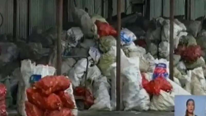 В Костанае инвалид по зрению открыл цех по переработке мусора