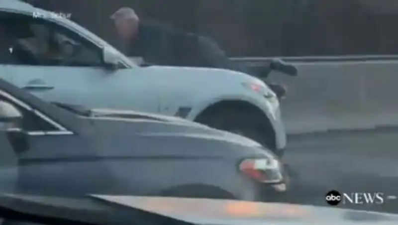 Пенсионера "прокатили" на капоте на высокой скорости в США