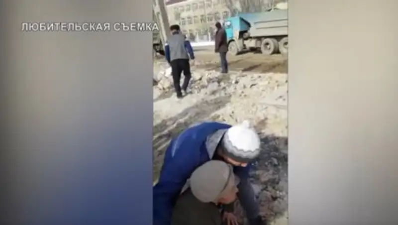 В Туркестане едва не снесли дом, где находились подростки