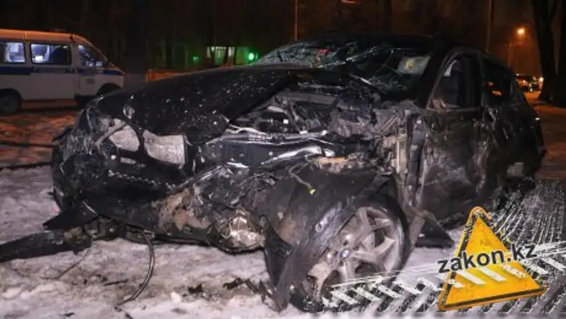 В Алматы водитель BMW X6 снес светофор и скрылся с места ДТП