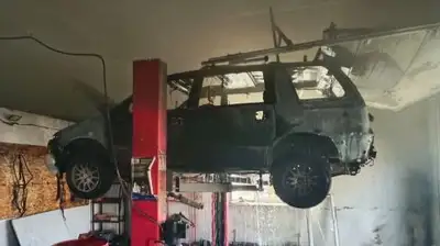 автомобиль сгорел в автосервисе, фото - Новости Zakon.kz от 31.07.2023 22:23