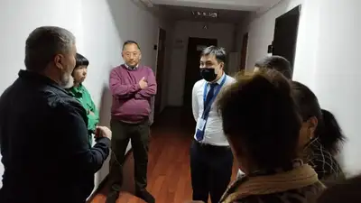 Гибель 4-летней девочки в Алматы: отца погибшей не пустили в зал суда, фото - Новости Zakon.kz от 14.08.2023 11:30