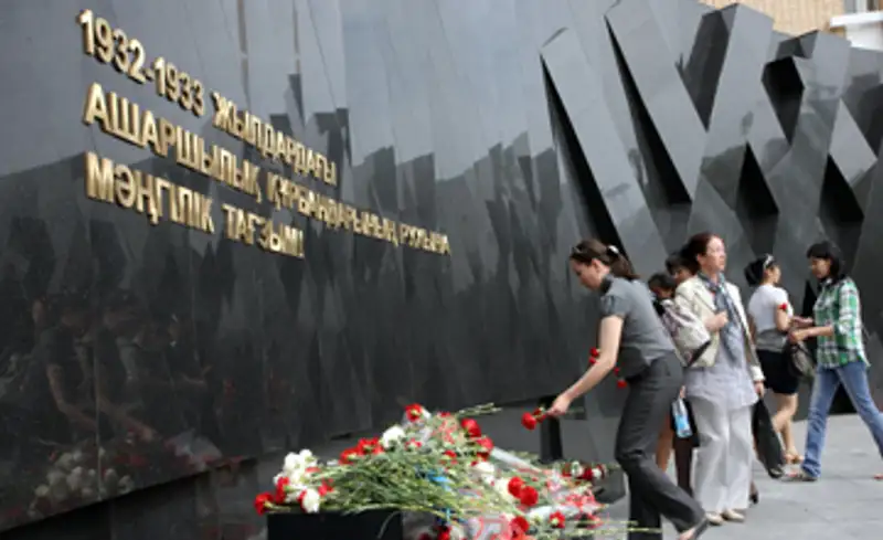 Глава государства возложил цветы к монументу памяти жертв голодомора (фото), фото - Новости Zakon.kz от 31.05.2012 16:45