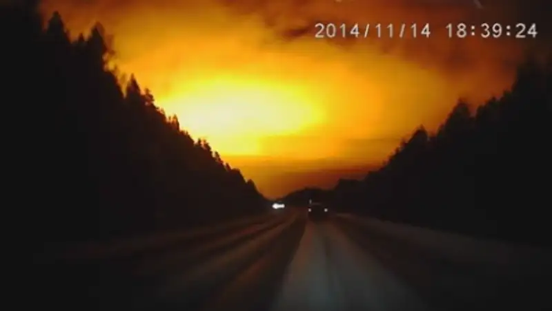 Очевидцы сняли на видео загадочное свечение в уральском небе