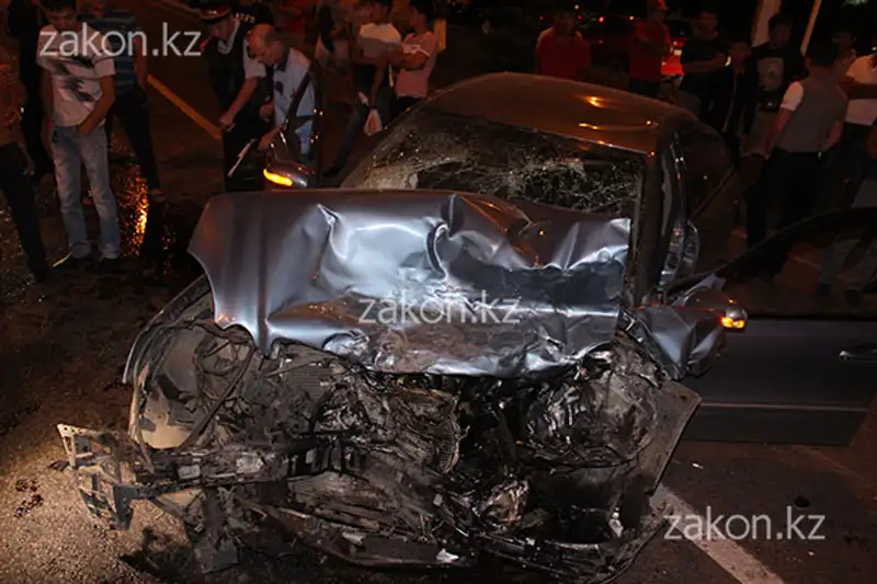 Два Мерседеса не подлежат восстановлению после столкновения на аль-Фараби-Сейфуллина в Алматы (фото), фото - Новости Zakon.kz от 11.07.2013 18:22