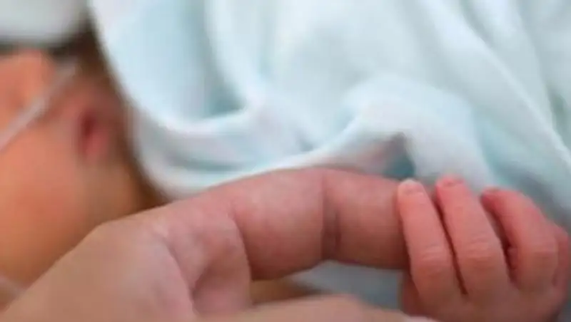 В Жанаозене четырехлетний ребенок попал в реанимацию после падения с третьего этажа