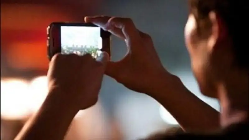 Вместо помощи очевидец ДТП в Караганде достал телефон и стал снимать видео