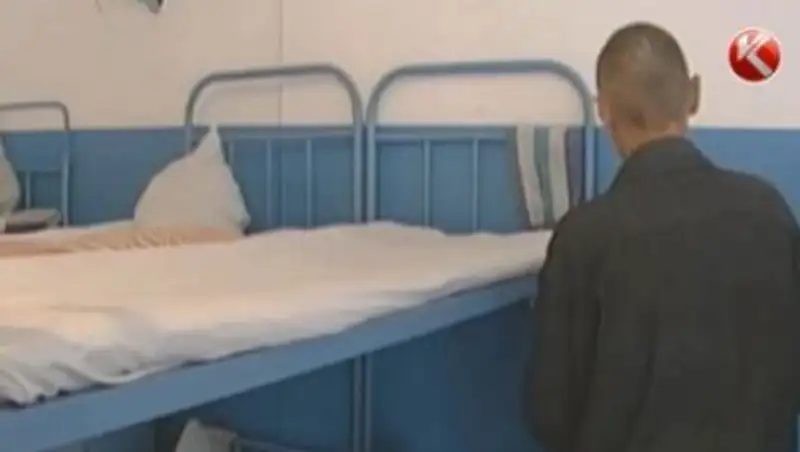 В полицейских изоляторах оскорбляют и жестоко избивают несовершеннолетних