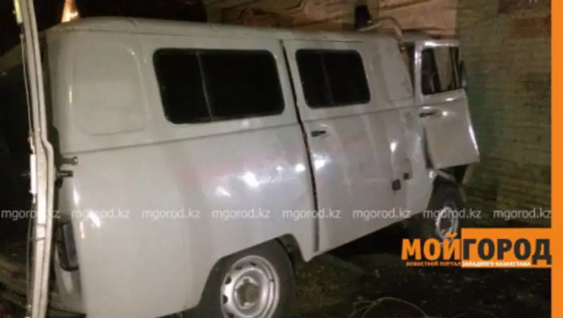 Автомобиль скорой врезался в жилой дом в Уральске