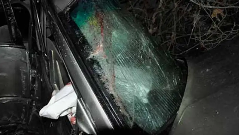 Молодой водитель Камри погиб, врезавшись в ограждение в Алматы, фото - Новости Zakon.kz от 11.11.2013 15:45